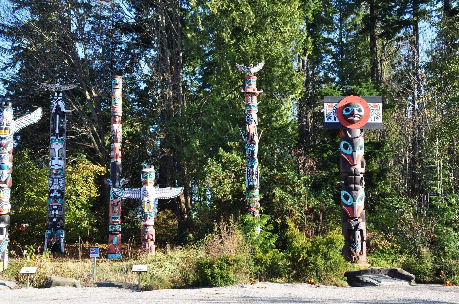Totems de las Primeras Naciones en Stanley Park durante el city tour en Vancouver