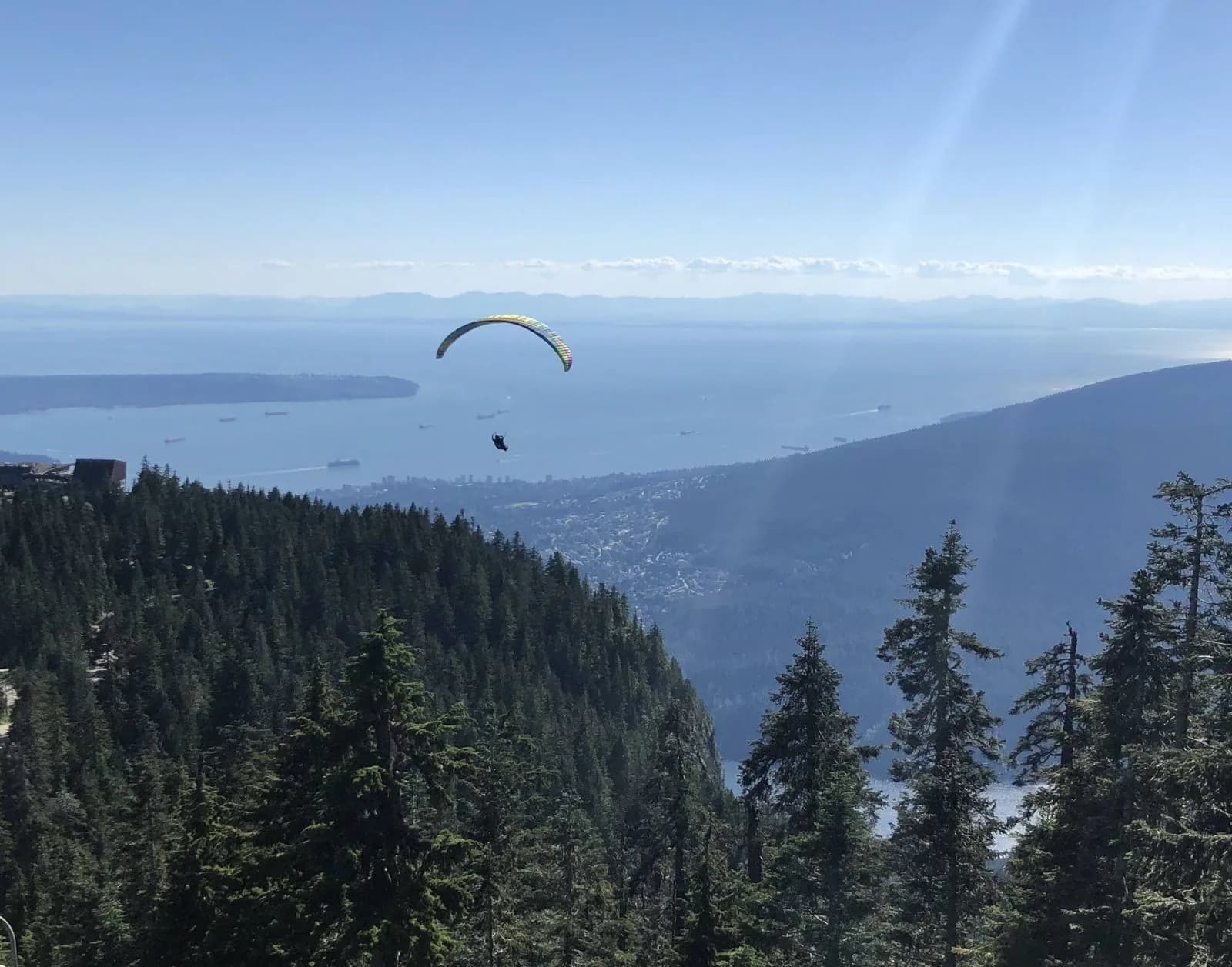 Voo de parapente com vista de Vancouver a partir de Grouse Mountain