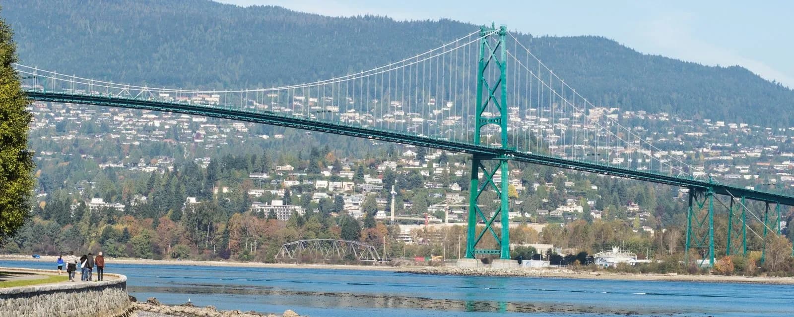 Lions Gate Bridge e as montanhas do North Shore de Vancouver