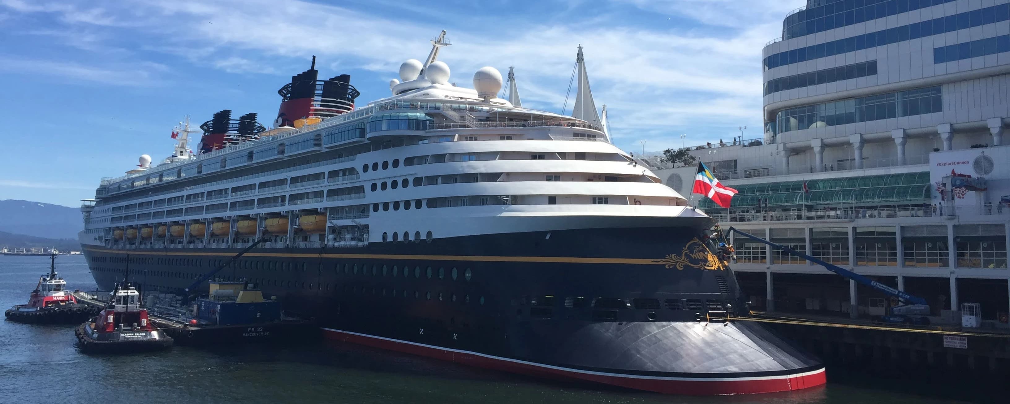 Navio de cruzeiro atracado em Canada Place, Vancouver