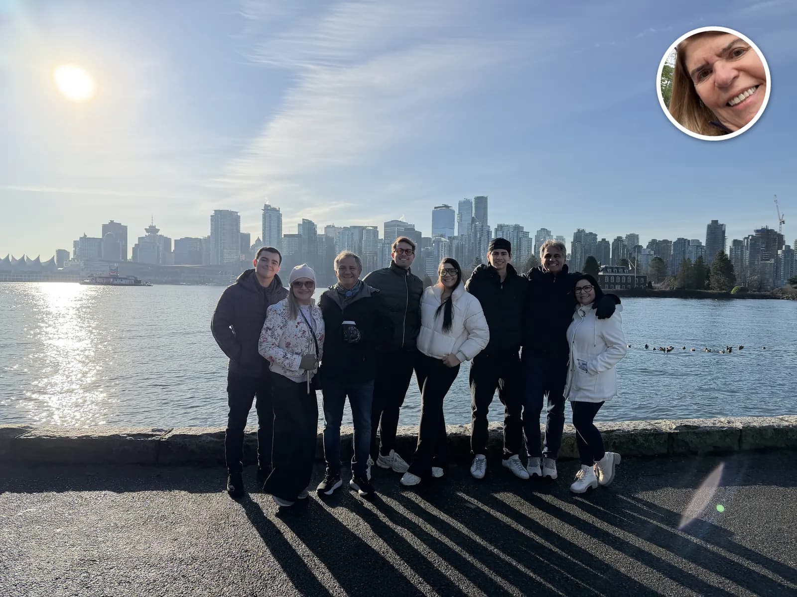 Cecilia com um grupo de clientes agasalhados durante um passeio relacionado a cruzeiro no Alasca