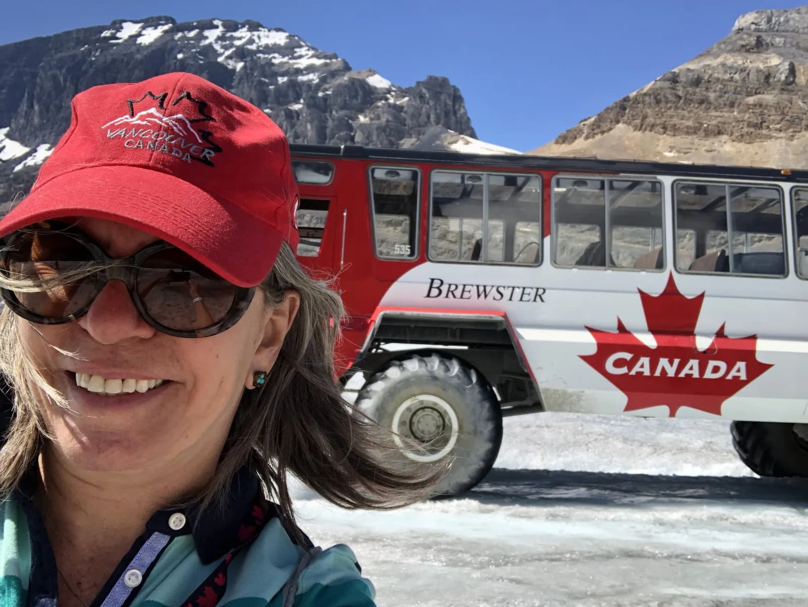 Cecilia con el Ice Explorer en los Columbia Icefields durante un tour privado por las Montañas Rocosas