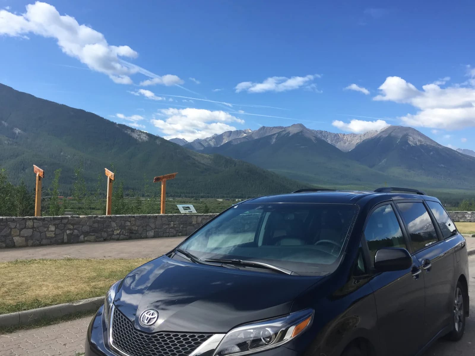 Veículo privativo Toyota Sienna estacionado nas Montanhas Rochosas, sem ônibus de turismo ao redor