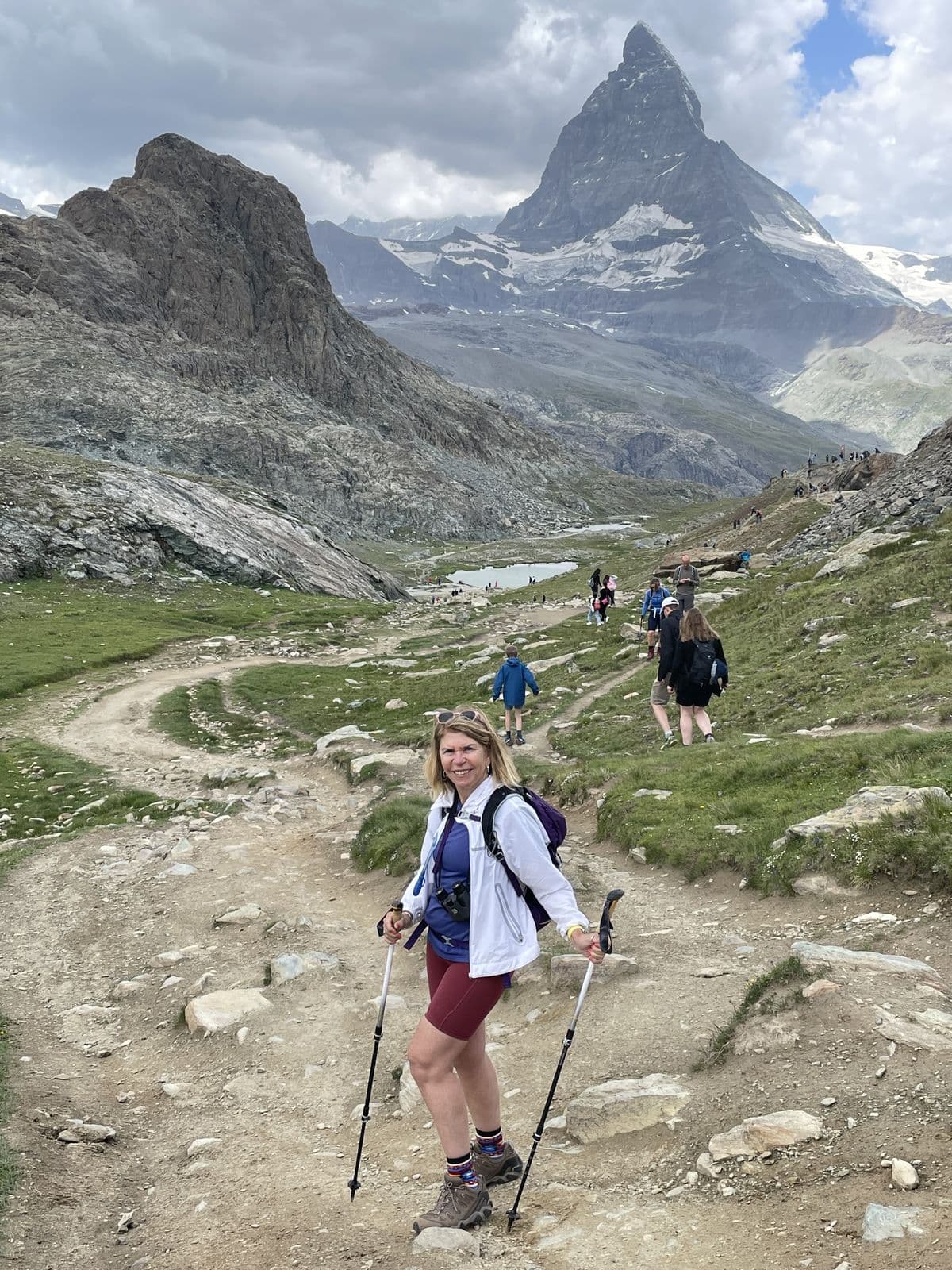 Cecilia fazendo hiking na Suíça