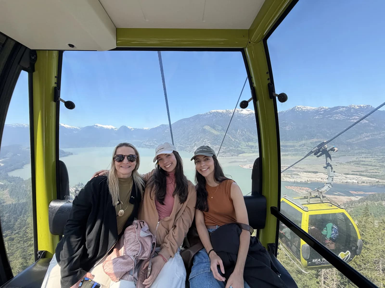 Grupo de clientes en el mirador de la Sea to Sky Gondola en Squamish