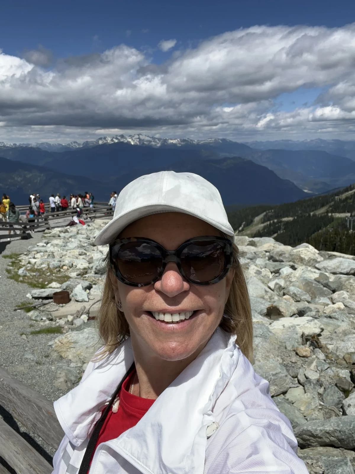 Cecilia en la cima de Whistler Blackcomb, con las montañas de fondo