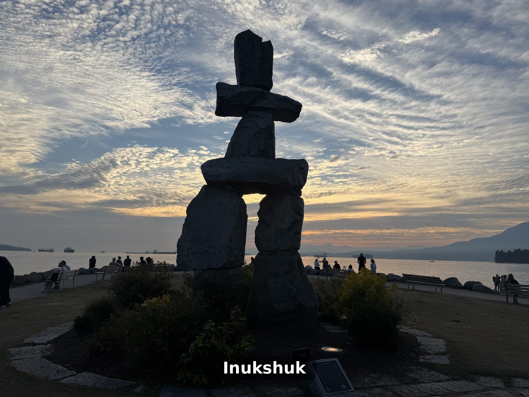 Escultura Inukshuk na praia de English Bay em Vancouver