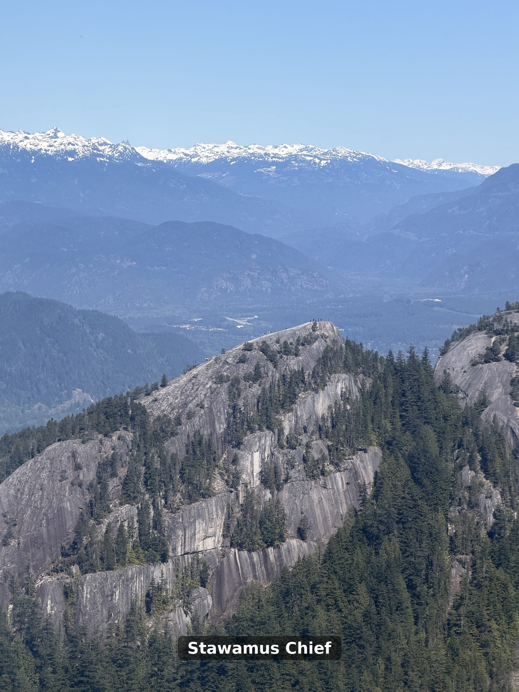 Vista do Stawamus Chief a partir da Sea to Sky Gondola