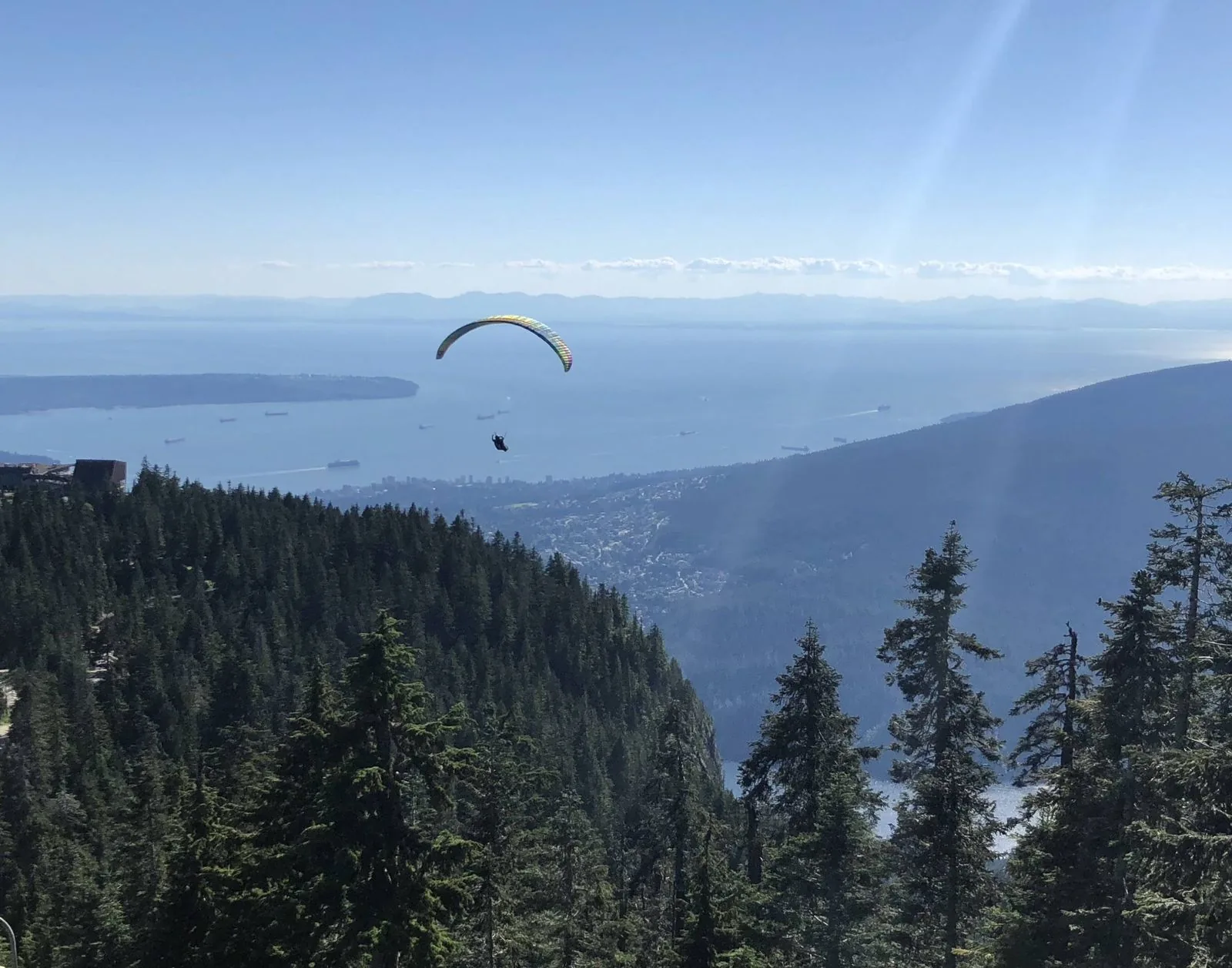 Voo de parapente com vista de Vancouver a partir de Grouse Mountain