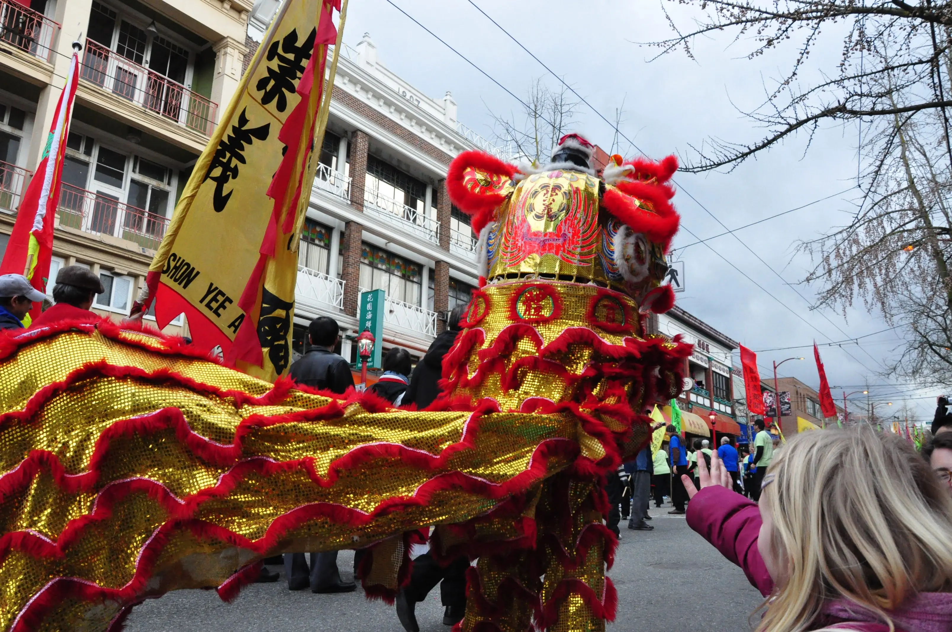Desfile do Ano Novo Chinês em Vancouver, com dragão dourado e vermelho tradicional