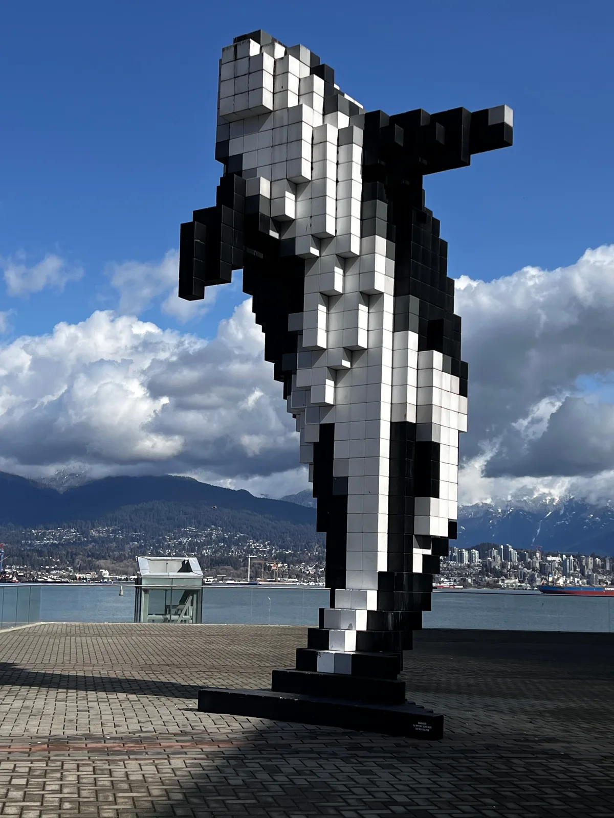 Digital Orca, escultura de Douglas Coupland junto ao Centro de Convenções