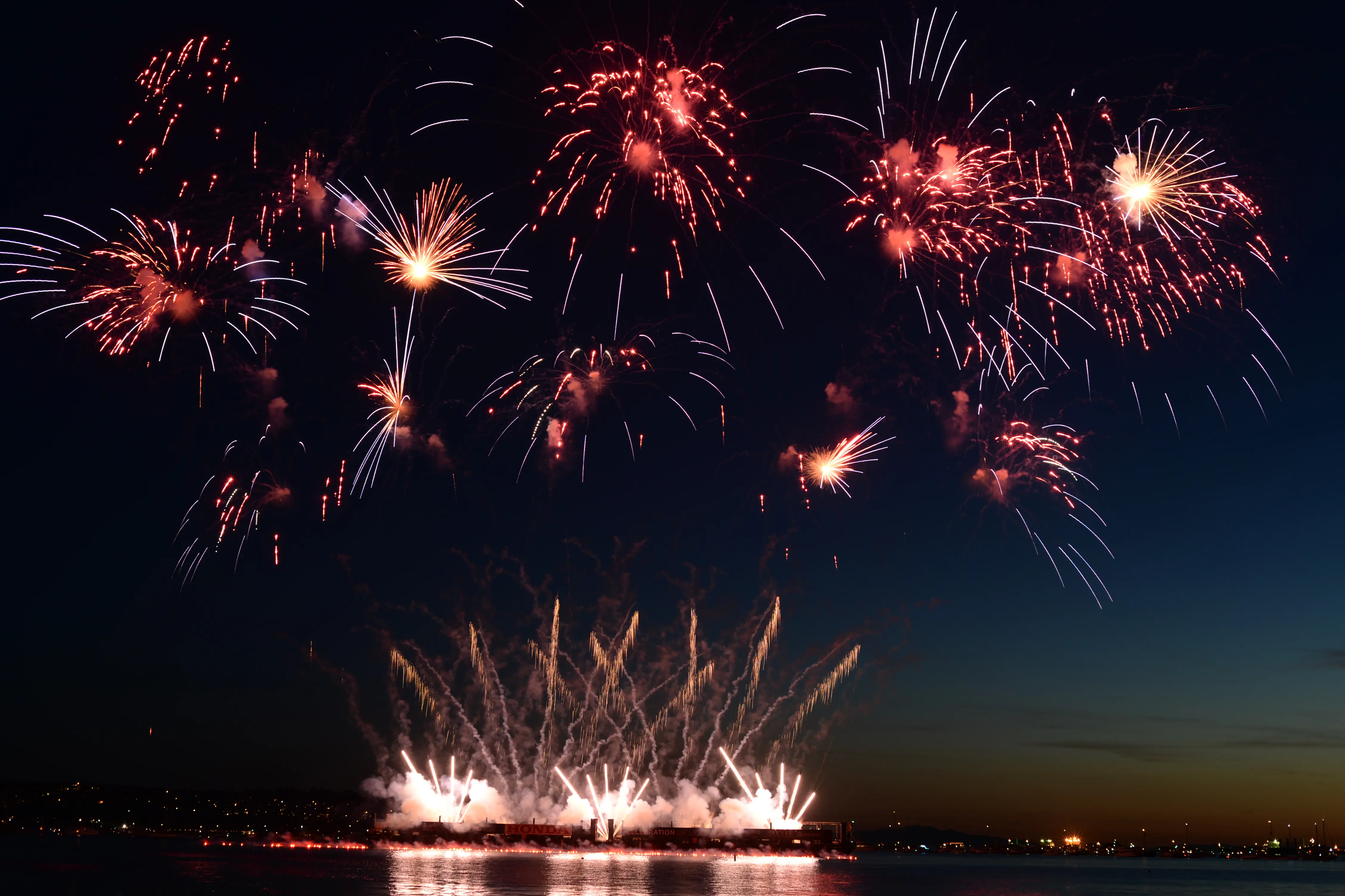 Fogos de artifício sobre a Baía Inglesa