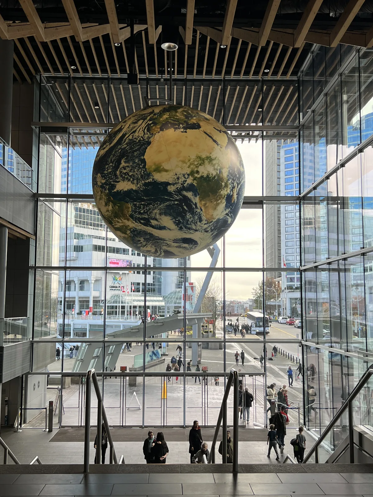 Globo terrestre suspenso na entrada do Centro de Convenções Oeste, feito a partir de uma foto da Nasa
