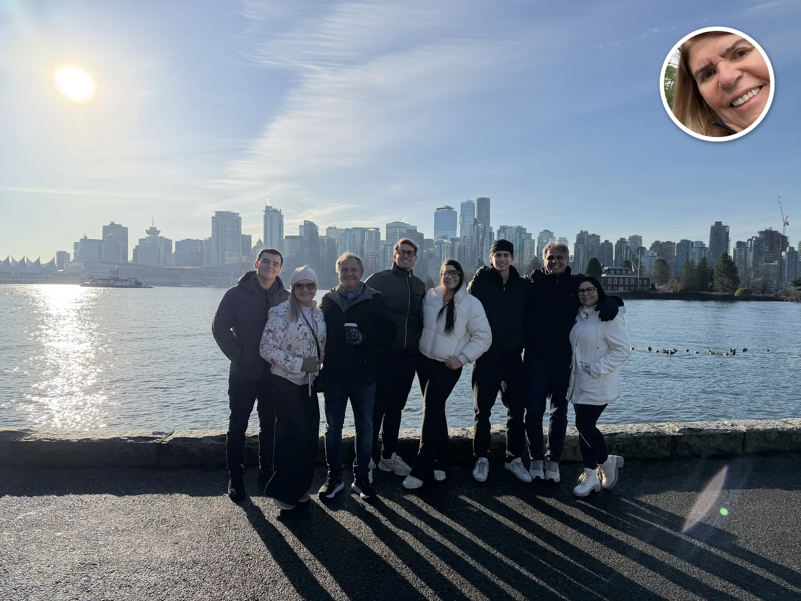 Grupo de clientes agasalhados em camadas na orla de Vancouver com Cecilia