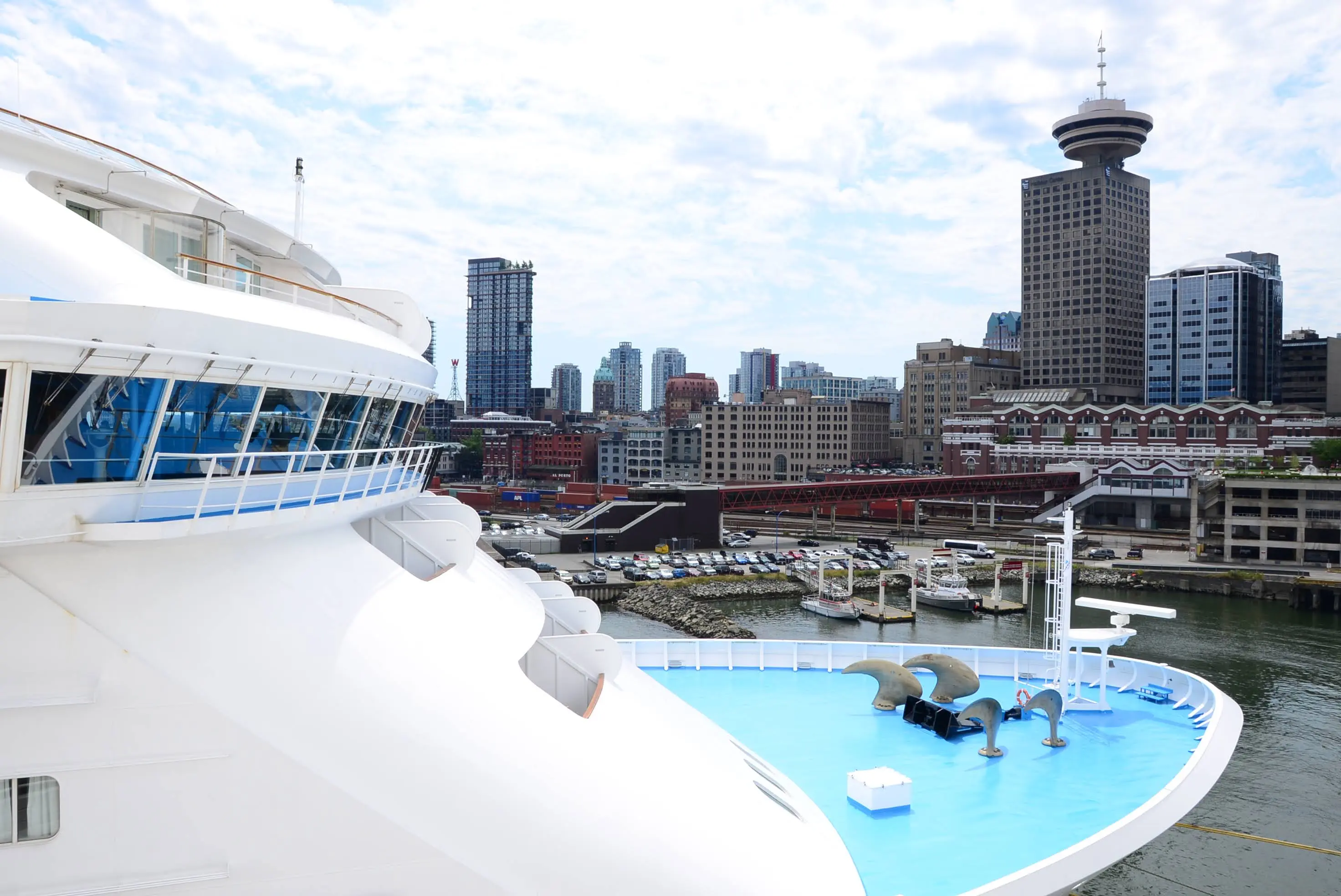 Vista do deck de um navio de cruzeiro em Vancouver