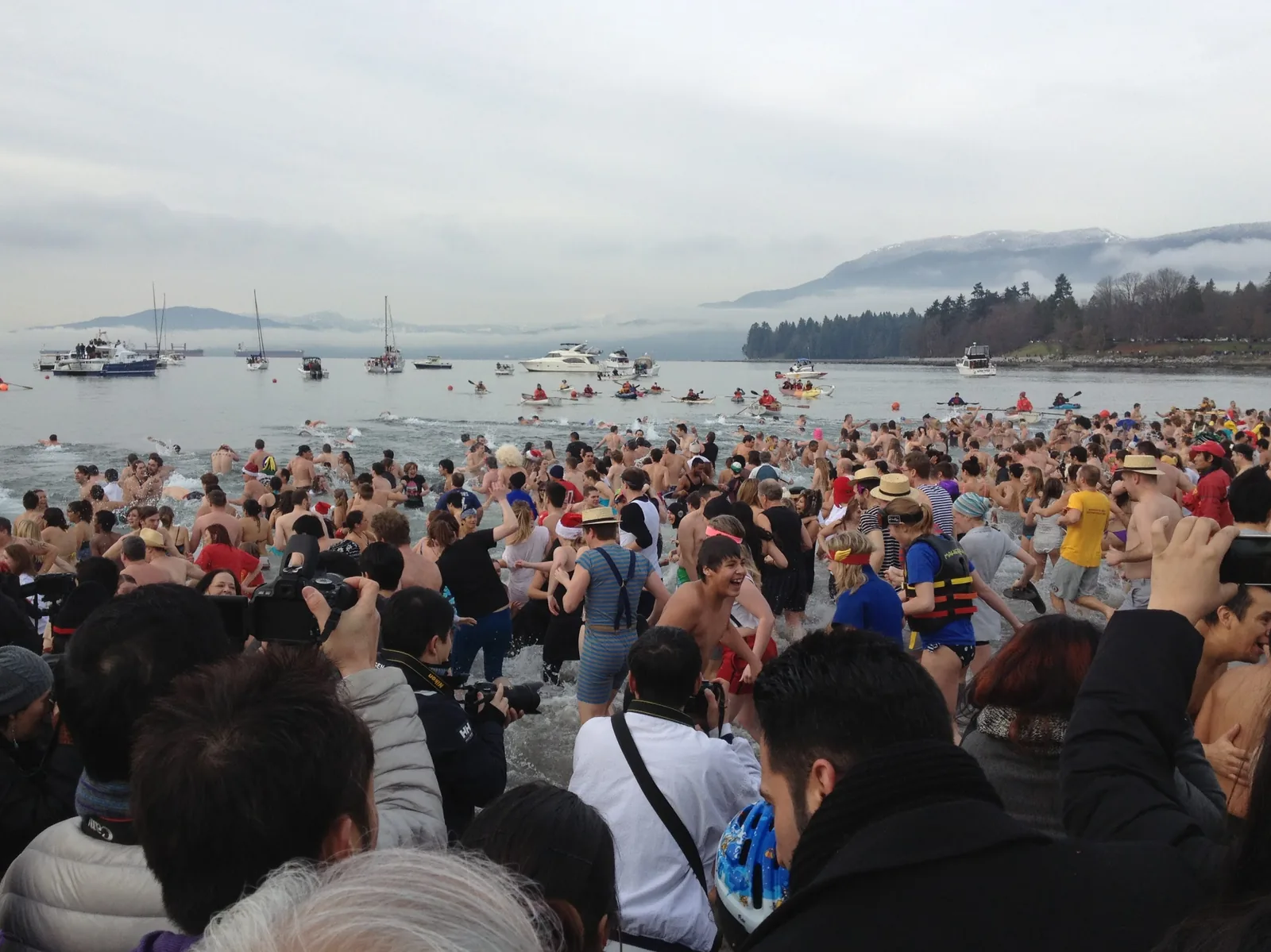 Nado do Polar Bear Swim na Baía Inglesa