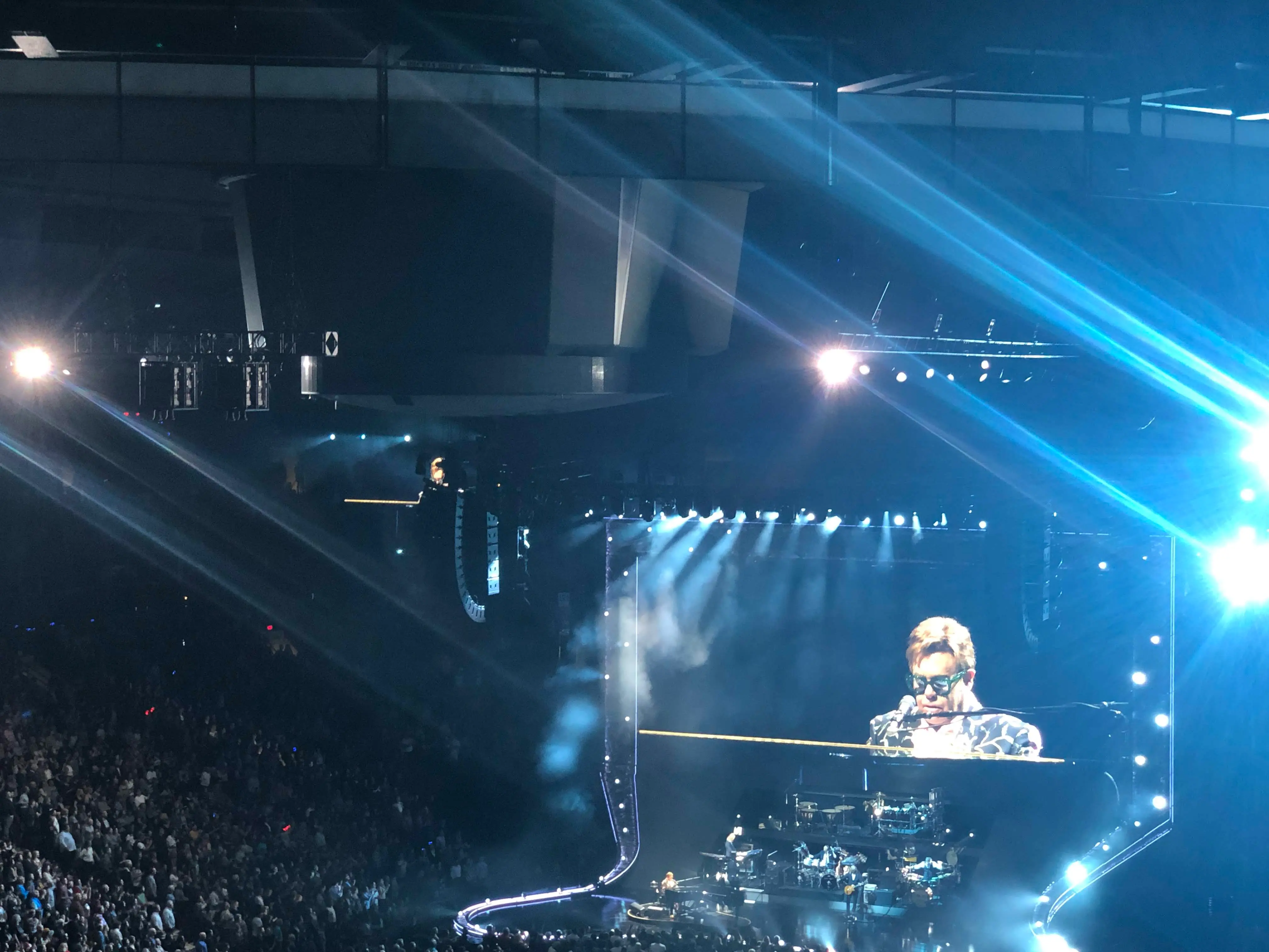 Show de grande porte em uma arena lotada de Vancouver, com telão e luzes de palco