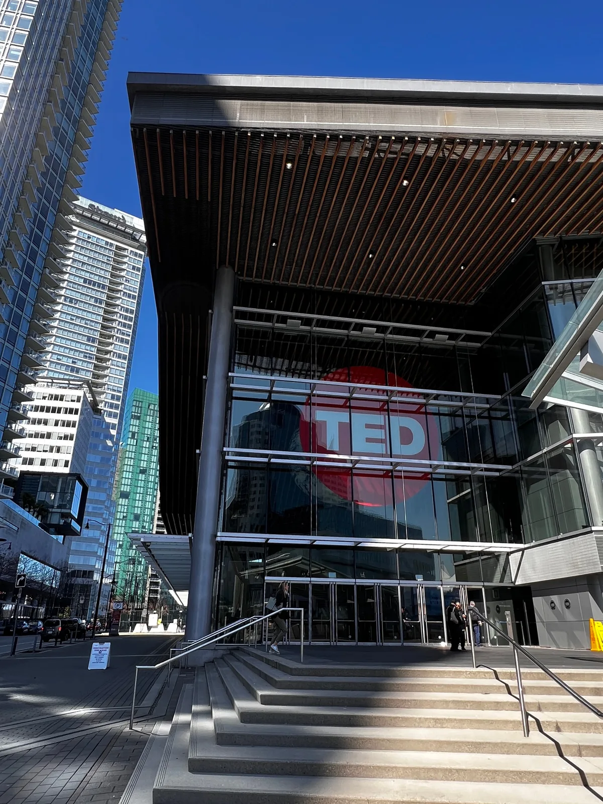 Fachada do Vancouver Convention Centre com o logo da TED refletido no vidro